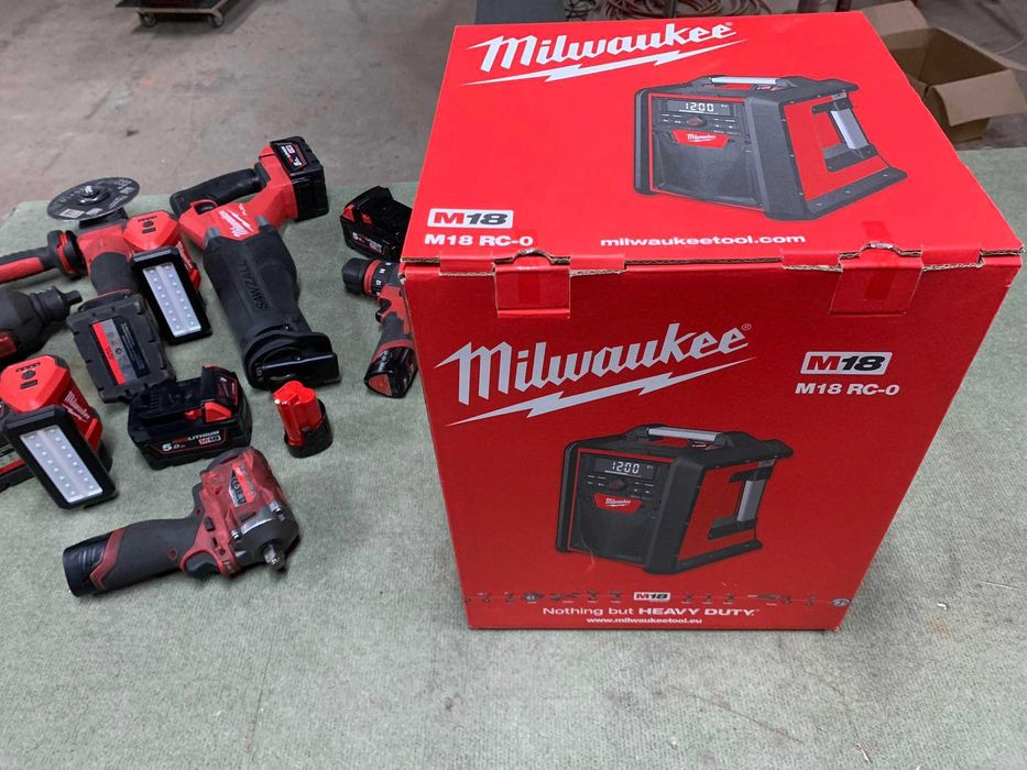 Milwaukee M18  блутут колонка +зарядна станция