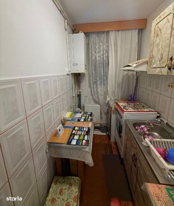 2 camere .. etaj 2 in bloc izolat cu centrala .. 74000 euro
