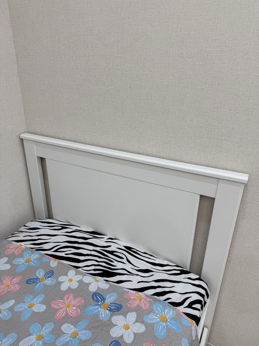 Кровать IKEA  90*200 с матрасом, ящиками