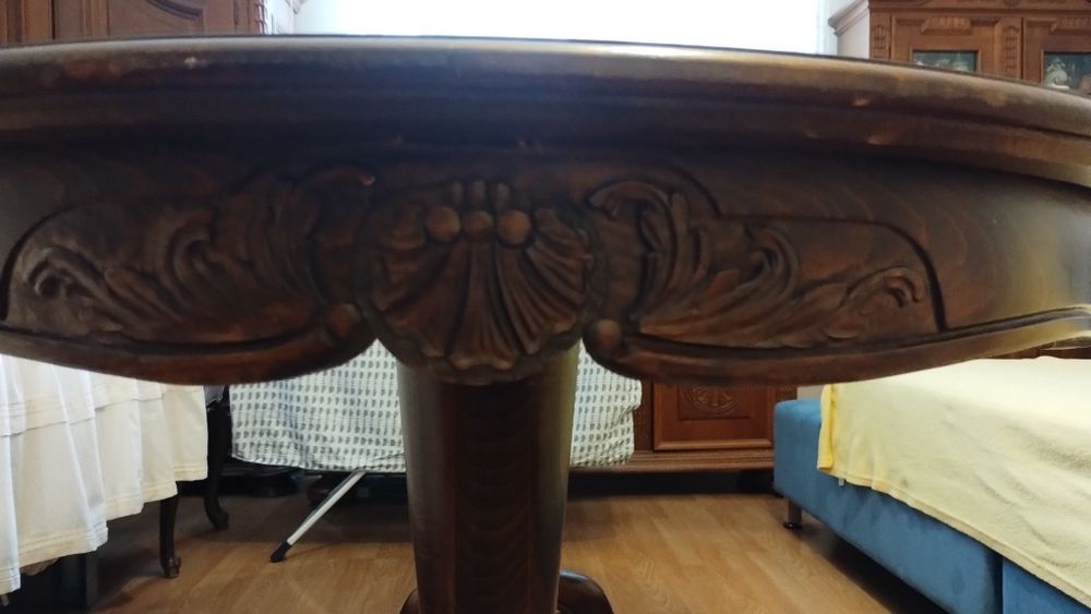 De vânzare masa din lemn masiv cu 6 scaune in stare bună