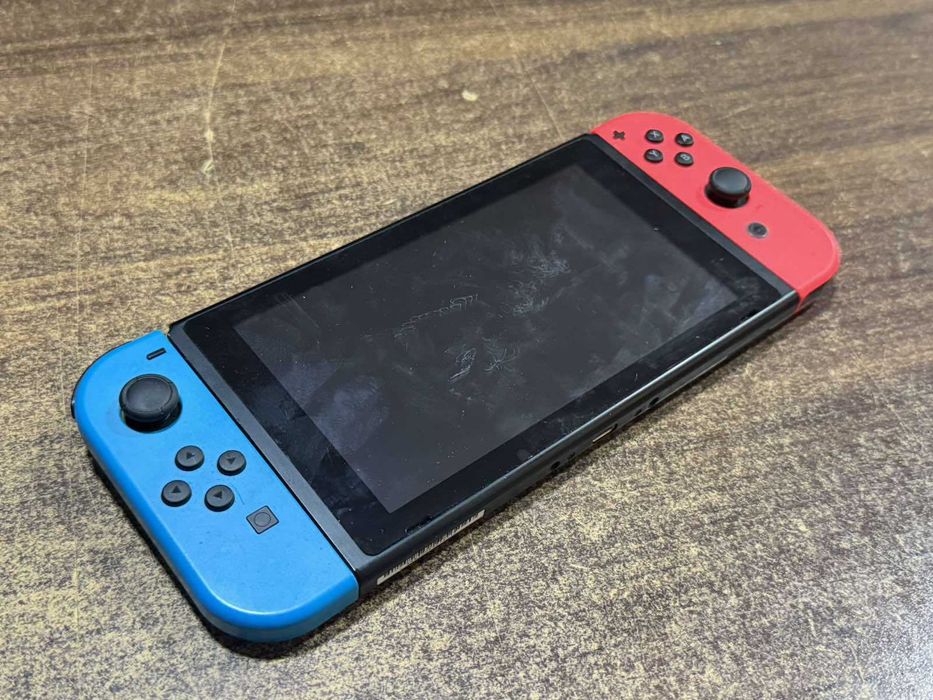 Конзола Nintendo Switch + игри и компоненти