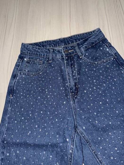 Дънки с камъчета.