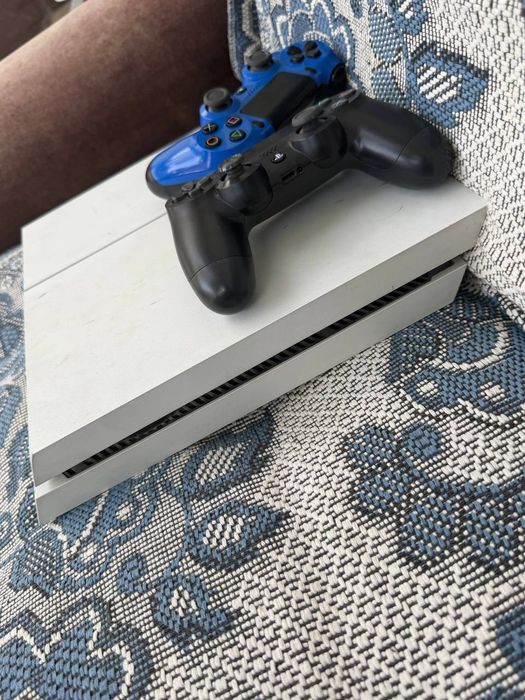 PS4 sotiladi 3 ta jostikli