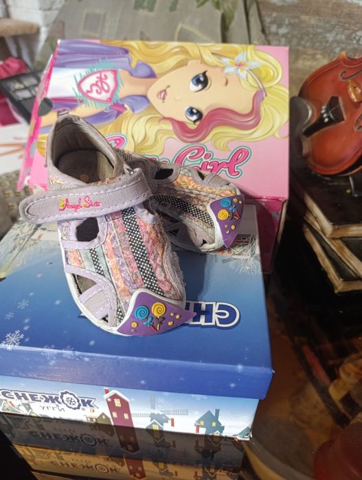 Обувь детскую брендовую продам