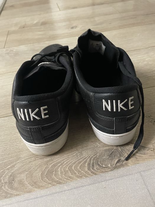 Nike low black sneakers