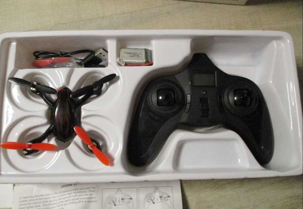 Dronă HUBSAN X4 H107C, 4 canale, deschisă pentru testare.