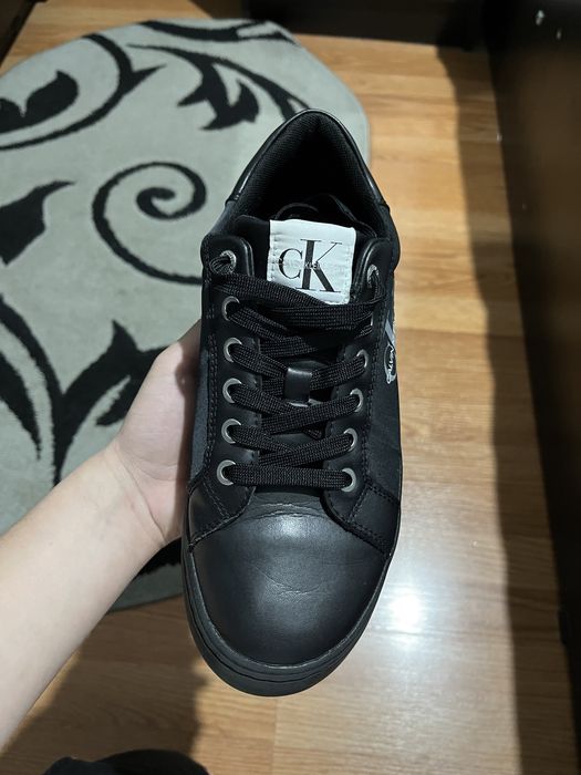 Vând adidași Calvin Klein