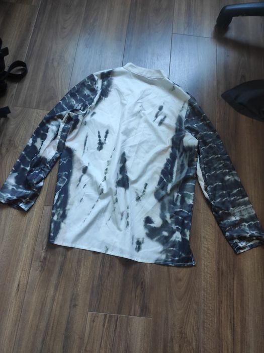 Черно-бяла риза с шарка