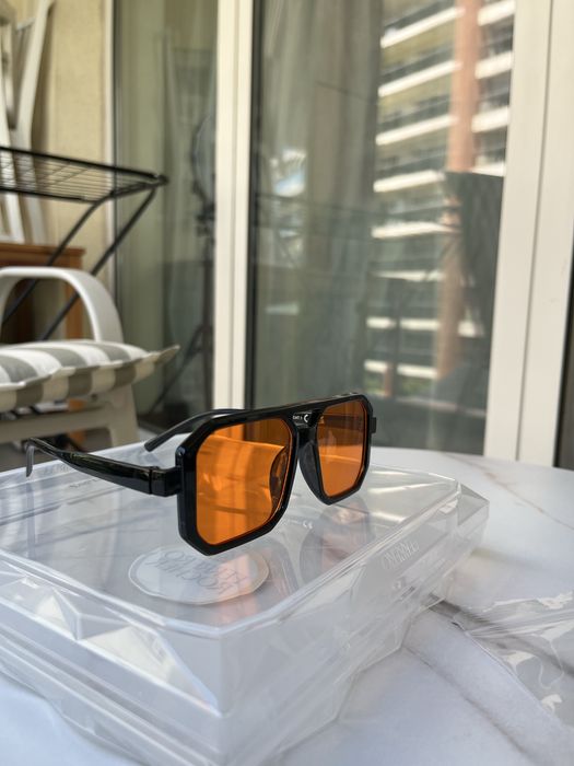 Ochelari de soare cu design modern și urban, cu ramă neagră și lentile verzi ,maro ,portolii si albastri