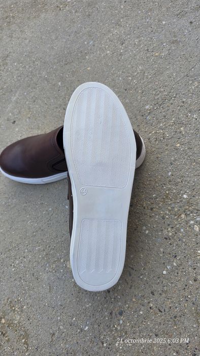 Pantofi maro cu talpa alba