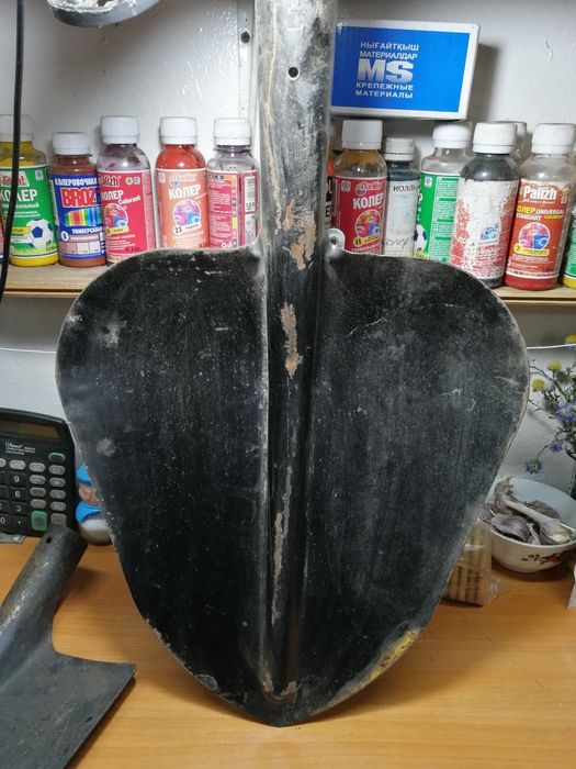 Лопаты вилы грабли метелки