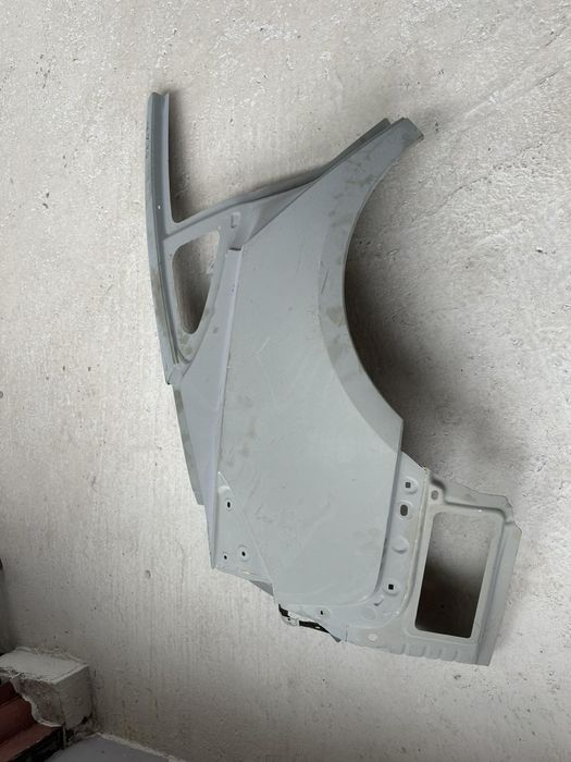 Продавам заден панел за Тесла 3