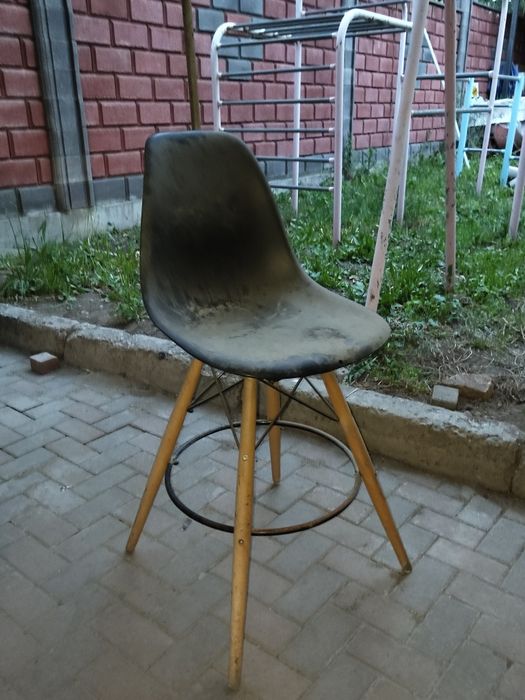 Чёрный высокий стул для кафе