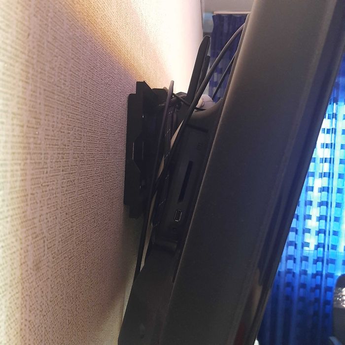 Телевизор Roison 32 диагональ, кронштейн, приставка. Всё в комплекте.