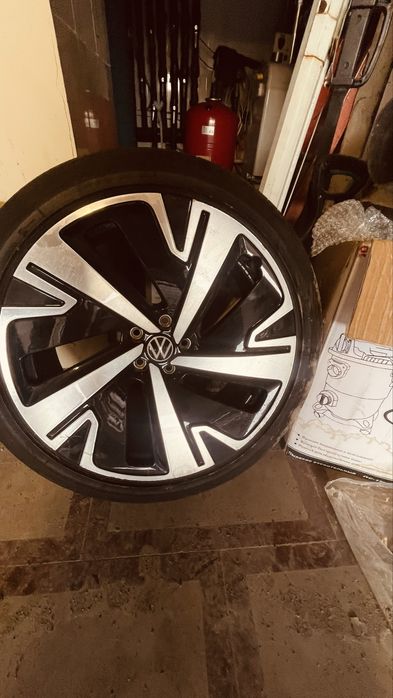 Диск с резиной.