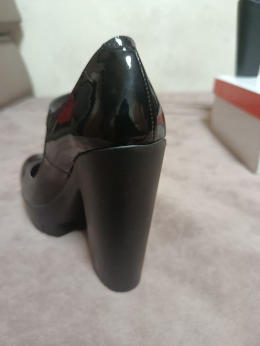 Продам ботильоны лакированные, новые,, 37рр