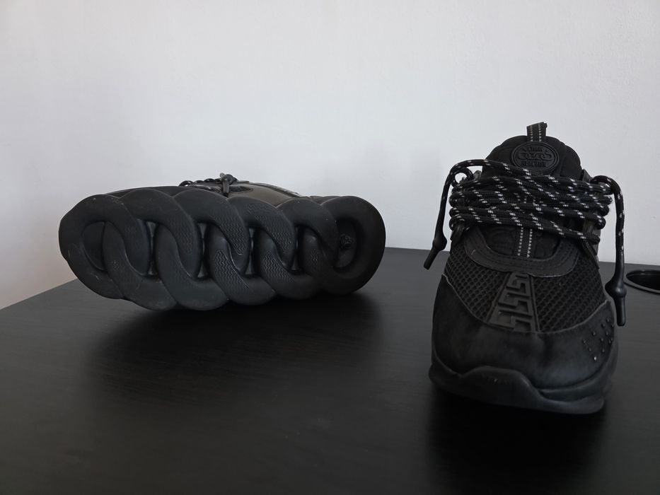 Vând adidași Versace Chain Reaction – Triple Black, mărimea 42.
Sunt p