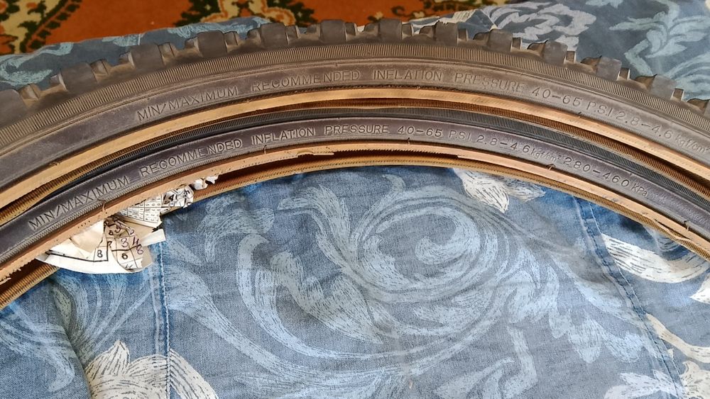 Продам покрышки пару на велосипед в хор на одном разошёлся немного