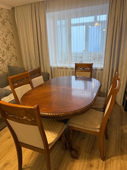 Продается стол с 6 стульями