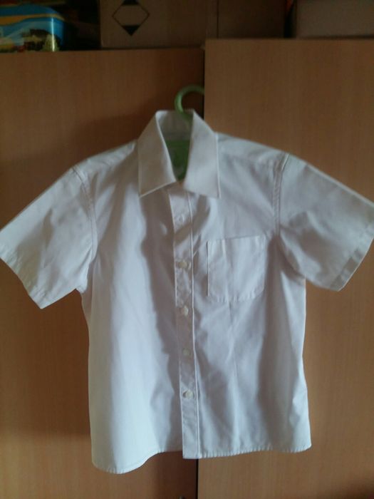 Cămăși albe pentru școală.