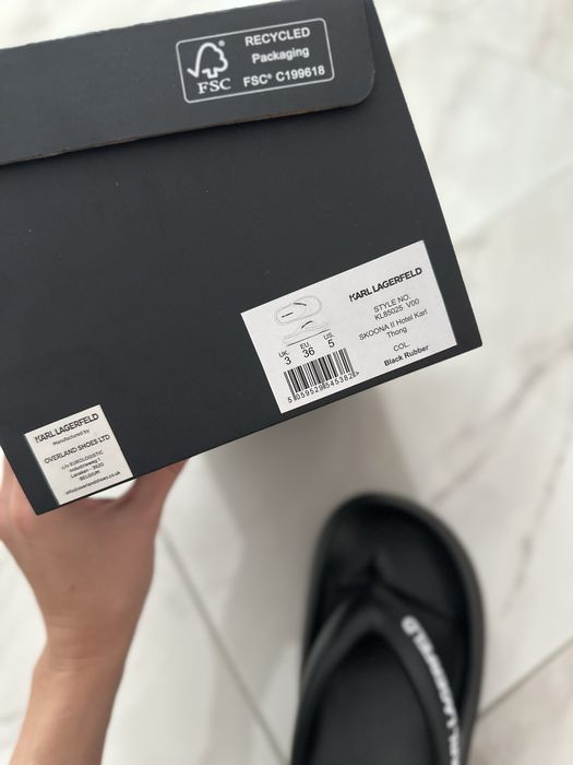 Джапанки Karl Lagerfeld SKOONA II в черно с платформа KL85025