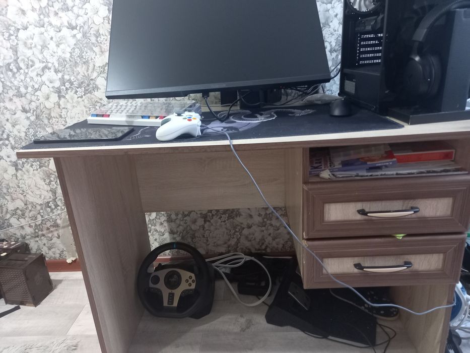 Продам :кровать ,2 шкафа , и стол