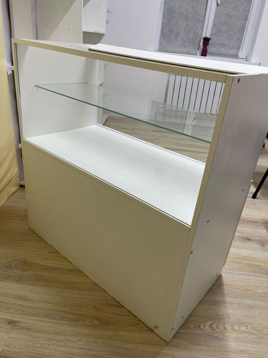 Витрина с прозрачным стеклом