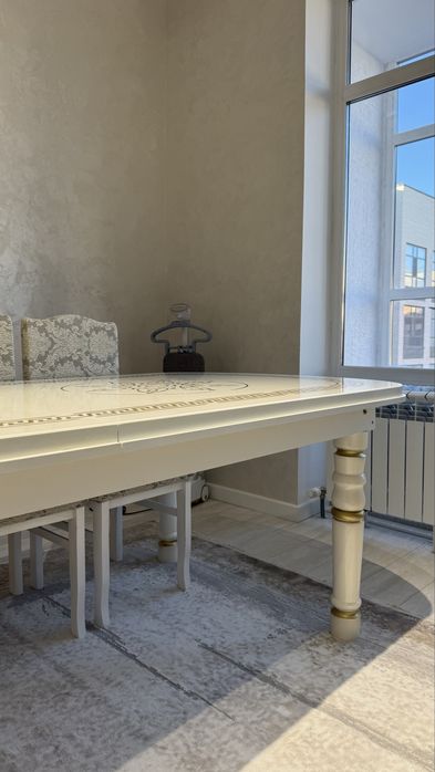 Стол для гостей или гостинной