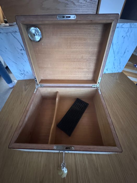 Хумидор за пури от кедрово дърво