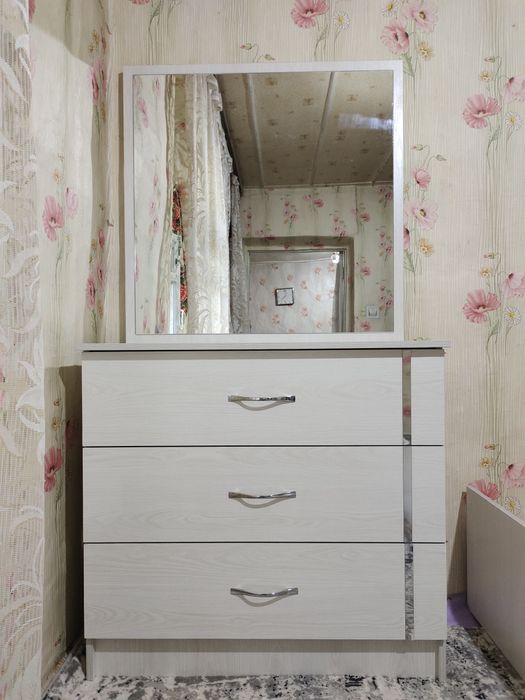 Спальный гарнитур. Трюмо новое высота 170 см, ширина 100 см глубина 40