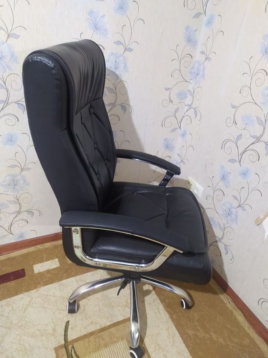 Офис кресло сотилади.