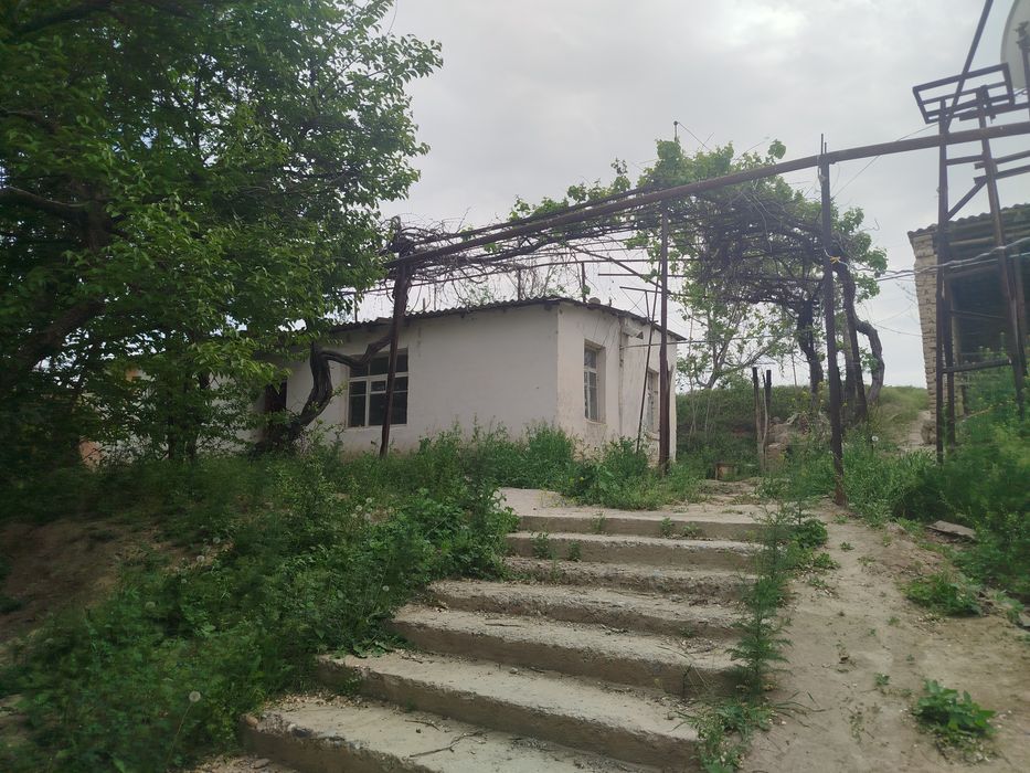 Toshkent viloyati Bekobod shahar 5-uchastkadan uy sotiladi