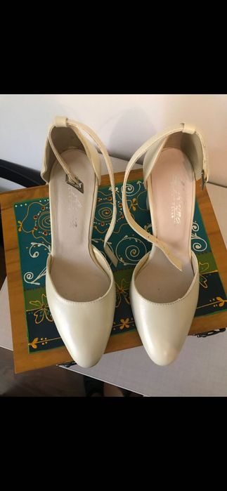Pantofi din piele, cu toc, eleganti, crem, cu bareta, marime 36,5