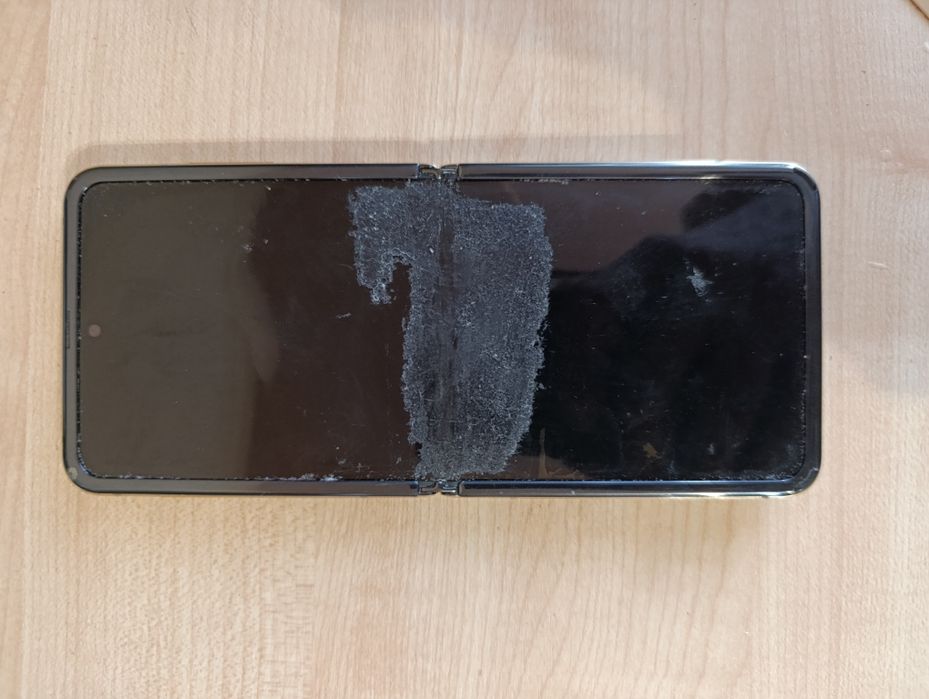 Телефон Samsung Galaxy Z Flip