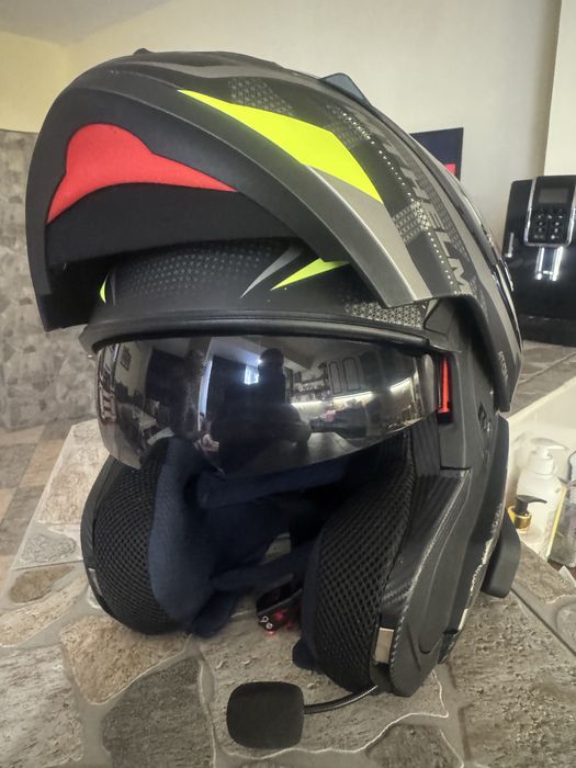 Модуларна каска с вграден интерком