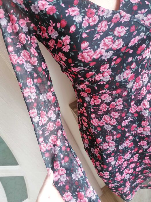 Красива рокля с рози