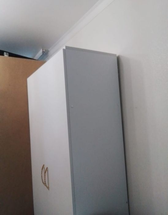 белый шкаф со штангой