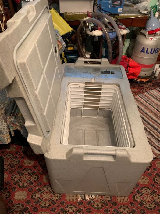 Vand frigider auto/barca/rulota 12v/24v/220v,75L