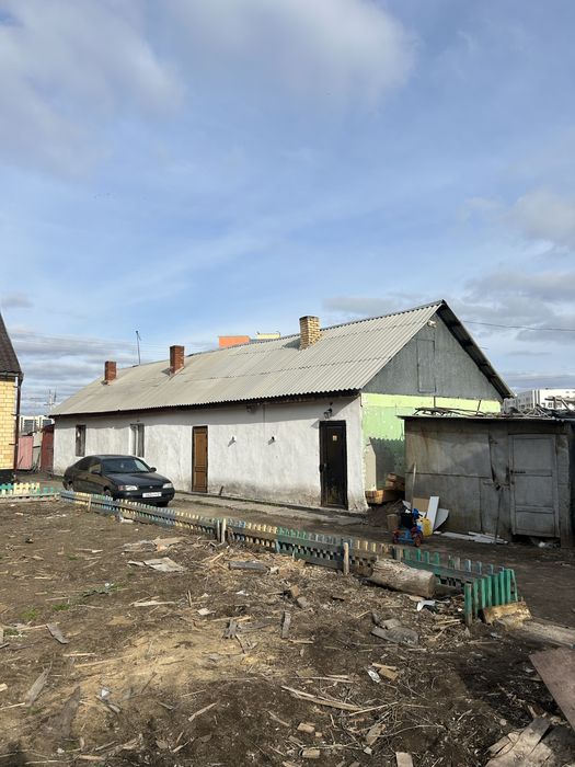 Продам на строи материал дом