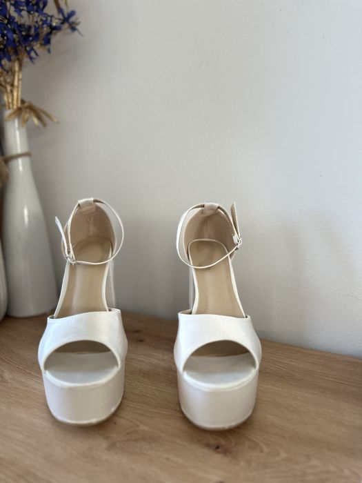 Високи обувки с платформа