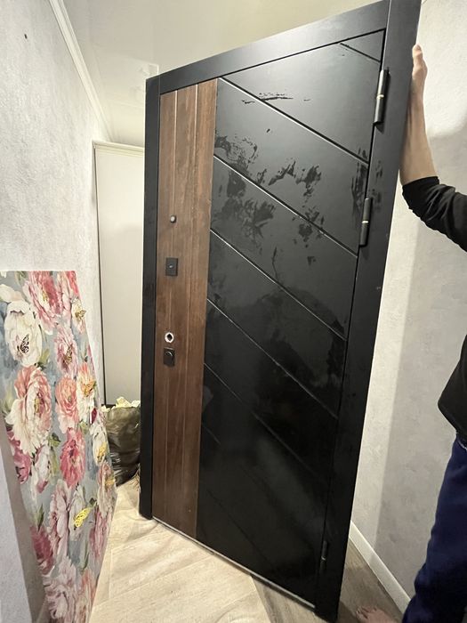 Продам металлическую дверь