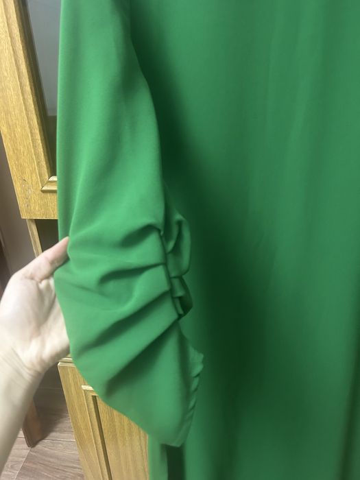 Продам платье белое и зеленое