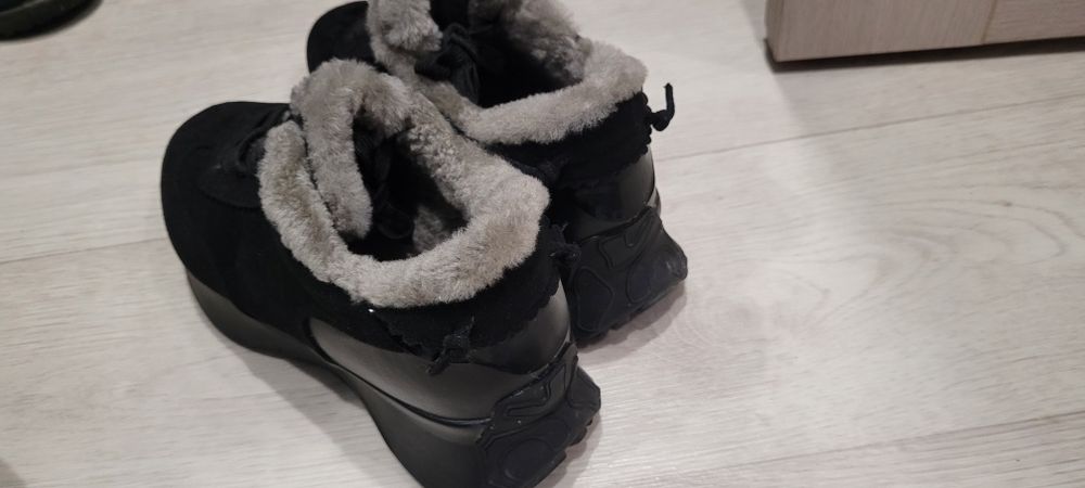 Продам кроссовки зима