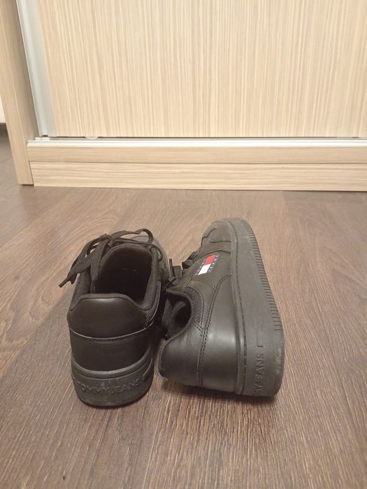 Încălțări  Tommy Hilfinger negre originale de piele