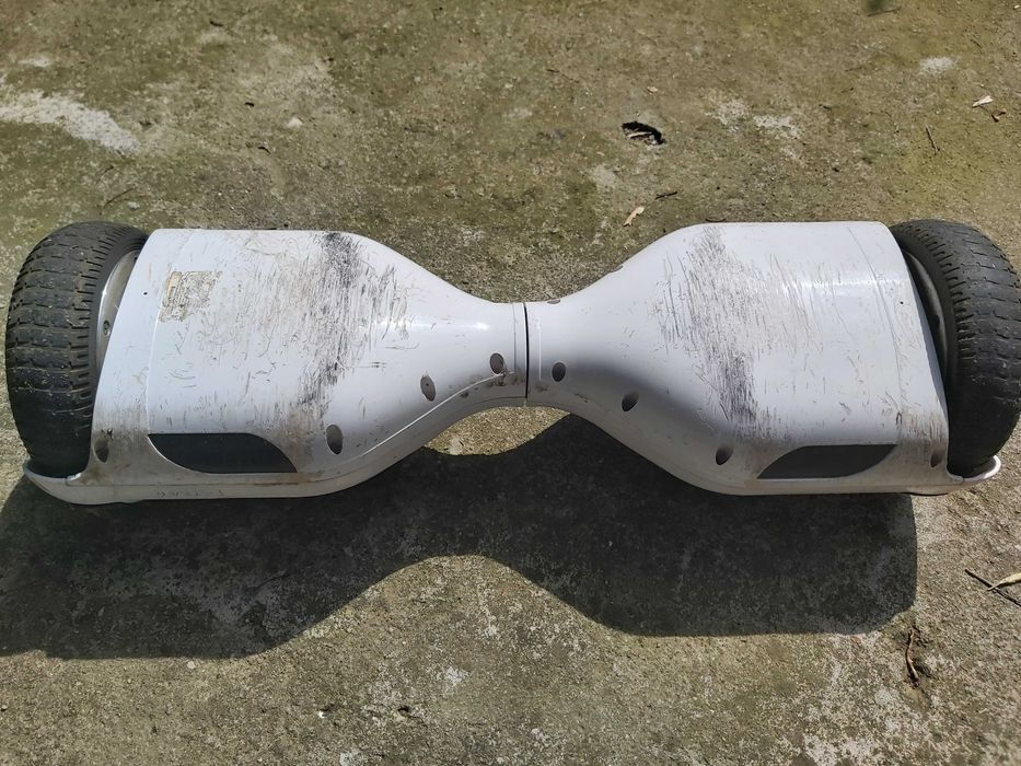 Hooverboard Denver, motoare 350W, roti 6.5 inch, are zgarieturi de folosire in special pe spate.