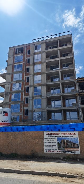 Продавам два тристайни апартамента, сградата се намира срещу училище Антон Иванов квартал Кичук Париж