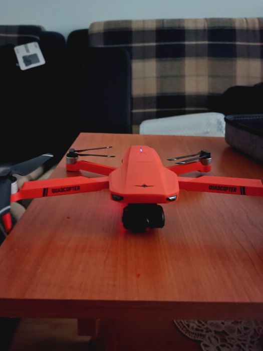 Vând drona KF102 8K 32G 3 Baterii