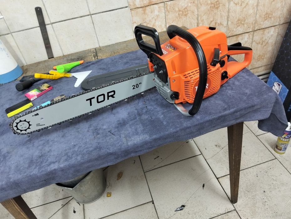 Продам бензопилу новую 20000