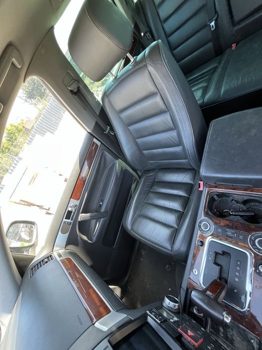 Piese Volkswagen Touareg 7L an 2006 motor 2.5 tdi BAC cutie automata,bara fata completa far xenon capota usa injectoare