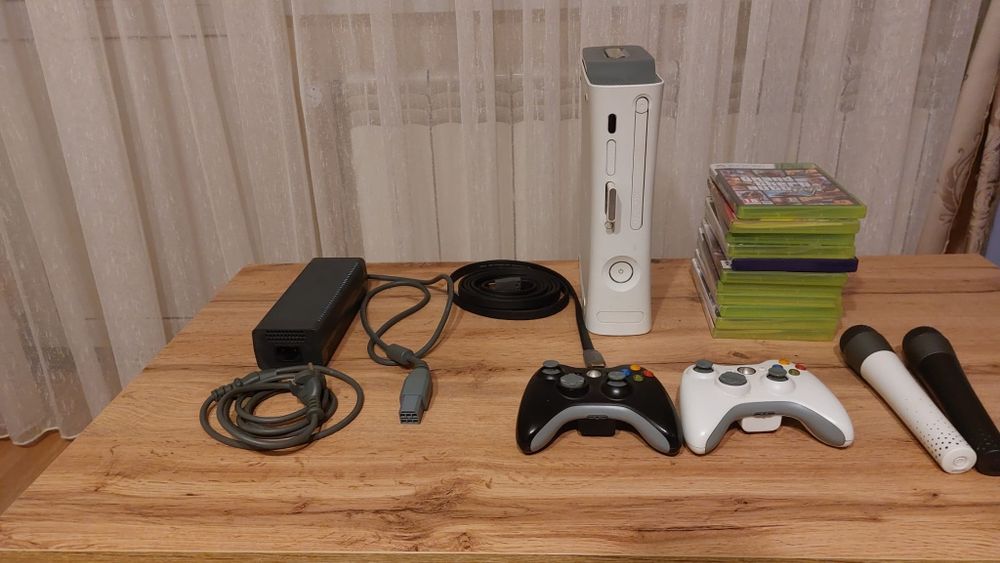 Vând Xbox 360 în stare perfecta cu jocuri